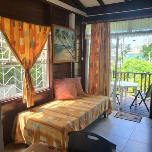 Ένα ή περισσότερα κρεβάτια σε δωμάτιο στο Dolphin Inn Guesthouse & Apartments