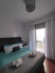 una camera da letto con un letto e due asciugamani di Alexia Room a Funchal
