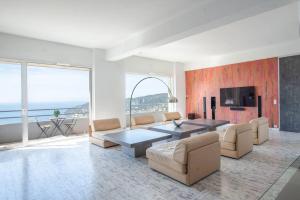 - un salon avec un canapé et une table dans l'établissement Appartement spacieux - Vue mer panoramique, à Villefranche-sur-Mer