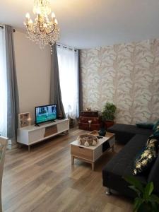 un soggiorno con divano e TV di Appartement de 2 chambres avec wifi a Puteaux a Puteaux