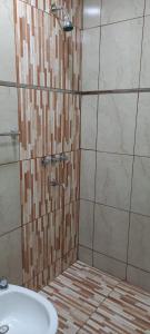 uma casa de banho com um chuveiro e um lavatório. em Complejo Mallorca San Rafael em San Rafael