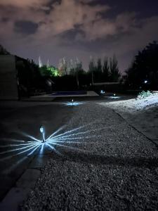 um objecto iluminado sentado à beira de uma estrada à noite em Complejo Mallorca San Rafael em San Rafael