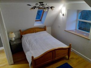 埃爾金的住宿－Braemorriston Lodge，一间小卧室,配有床和窗户