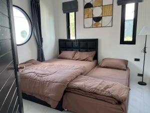 two beds sitting next to each other in a room at B.leaf in Ban Hup Kaphong