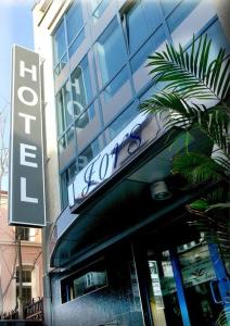 Hotel Fors في مدينة بورغاس: وجود متجر على واجهة المبنى
