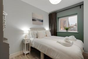 um quarto com uma cama grande e uma janela em Beach Apartment - 2 Bedrooms Free WiFi Parking em Cleveleys