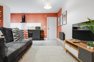een woonkamer met een bank en een tv bij Beach Apartment - 2 Bedrooms Free WiFi Parking in Cleveleys
