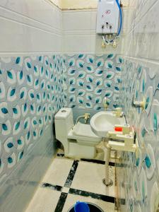 een badkamer met een toilet en een wastafel bij Radhey Krishna home stay in Mathura