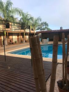 Garupá的住宿－Costera sur，享有带木栅栏的游泳池的景色
