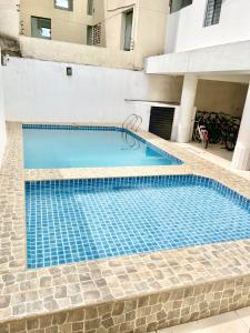 a swimming pool in the middle of a building at Departamentos en Edificio Acrebol Santa Cruz in Santa Cruz de la Sierra