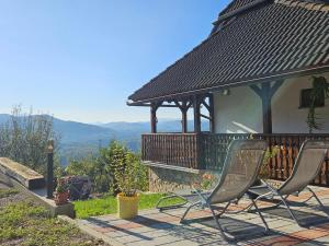 2 Stühle auf einer Terrasse mit Pavillon in der Unterkunft Cozy House Zivko with Balcony in Plitvička Jezera