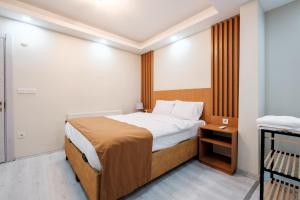 - une chambre avec un grand lit dans l'établissement Cozy Residence w Jacuzzi Balcony 5 min to Taksim, à Istanbul