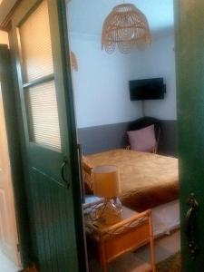 Jesmond B&B Kingsize Ensuite Room 2 في هال: غرفة نوم بسرير ومصباح وباب