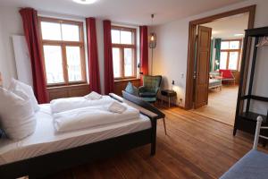 une chambre avec un lit et un salon dans l'établissement Neue Wasserkunst - Premium Gruppenferienwohnung - ABC354, à Wismar