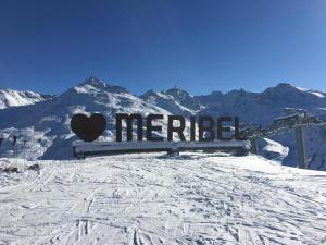 eine Bank mit einem Herz darauf im Schnee in der Unterkunft Cimes 2 B17 in Méribel