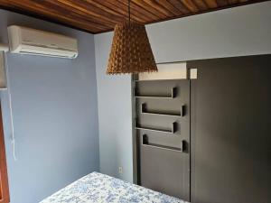 een keuken met een koelkast en een ventilator in een kamer bij Flat Kite Blue in Pipa