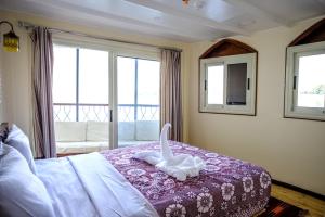Postel nebo postele na pokoji v ubytování Dahabiya Queen Tyi II Nile Cruise
