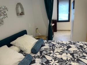 佩澤納斯的住宿－La Perrière，一间卧室配有一张带花卉图案的毯子的床