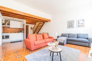 - un salon avec deux canapés et une table dans l'établissement APT centrale vista lago Incredibile posizione, à Desenzano del Garda
