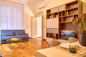 a living room with a couch and a television at Milan Retreats Porta Romana in Milan