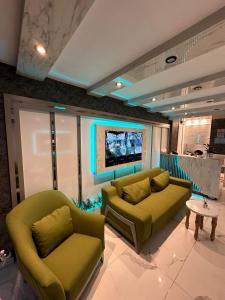 sala de estar con 2 sofás y TV de pantalla plana en gazelle suites, en Estambul