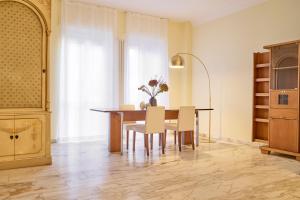 a dining room with a table and chairs at Milan Retreats Porta Romana in Milan