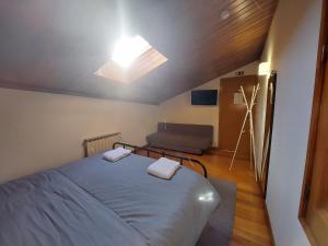 a bedroom with a bed and a couch at Guest House Sir Manuel - Unidade Senhora A Branca in Braga