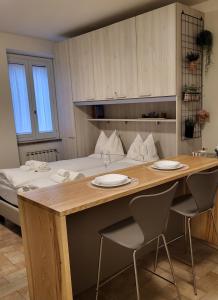 a room with a bed and a table with chairs at Piccolo Loft in Foligno