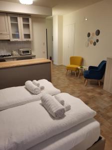 una camera con due asciugamani su un letto con cucina di Piccolo Loft a Foligno