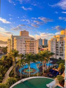 an aerial view of a resort with a swimming pool at Vista inesquecível para o mar homeclub BetoCarrero in Penha