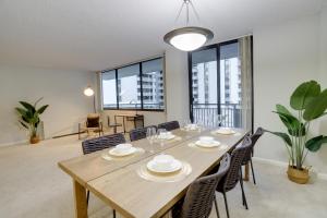 uma sala de jantar com uma mesa de madeira e cadeiras em Convenient Condo Near Crystal City Metro Station em Arlington