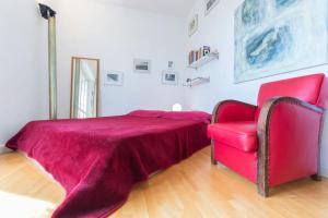 Un pat sau paturi într-o cameră la Central Room con terrazzo e bagno privato, clima