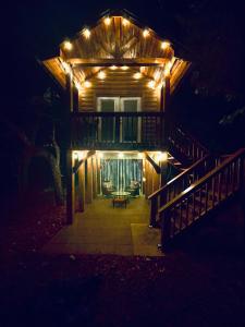 dom oświetlony nocą z oświetleniem w obiekcie Hideout Ridge 