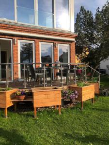 ein Haus mit einer Terrasse mit einem Tisch und Stühlen in der Unterkunft Stadtvilla Brügemann - ABC136 in Wismar