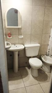 Baño pequeño con aseo y lavamanos en Posada del Tata en Nono