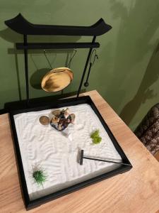 ein Tablett auf einem Tisch mit einigen Pflanzen darauf in der Unterkunft Vers le soleil levant in Croisilles + 8 Fotos