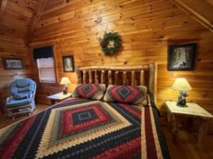 a bedroom with a bed in a log cabin at Yogi's Den: Breathtaking Views! 3 min to Dollywood, on 1 acre! in Sevierville