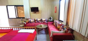 Area tempat duduk di Bungalow chalet Salixagafay