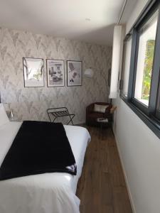 a bedroom with a bed and a window at Casa Aix Keys avec jacuzzi privatif proche plages et Golf in Saint-Laurent-de-la-Prée