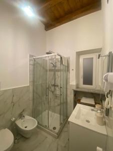uma casa de banho com um chuveiro, um WC e um lavatório. em CENTER'S ROOMS GARLASCO City Haven em Garlasco
