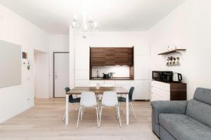 una cucina e un soggiorno con tavolo e sedie di Suite JOIVY BV 66 a Como