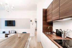 una cucina con armadi in legno e piano di lavoro in legno di Suite JOIVY BV 66 a Como Altre 28 foto