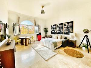 1 dormitorio con 1 cama, mesa y sillas en Peaceful escape near the beach with private garden en Dubái