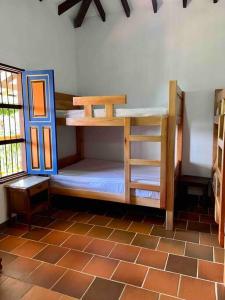 a room with two bunk beds in a room at Finca Sierra Luz in Jericó