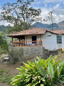 a small house with a balcony on a hill at Finca Sierra Luz in Jericó