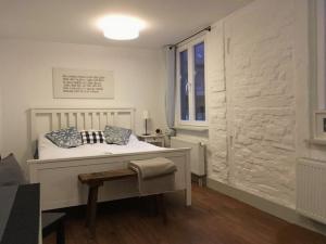 - une chambre avec un lit blanc et une fenêtre dans l'établissement Wohlfühlferienhaus - ABC198, à Wismar