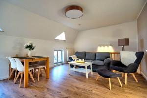 - un salon avec un canapé et une table dans l'établissement TraumZeit Loft, à Wismar