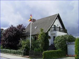 a house with a flag on top of it at Zum Steuermann - ABC67 in Wismar