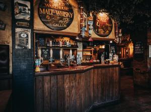 eine Bar in einem Pub mit viel Alkohol in der Unterkunft The Black Horse Inn in Maidstone