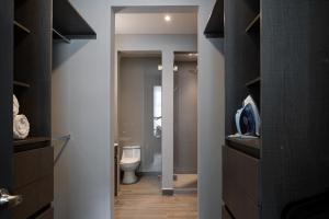 łazienka z toaletą i garderobą w obiekcie Lujoso departamento a 5 minutos de San Pedro w mieście Monterrey